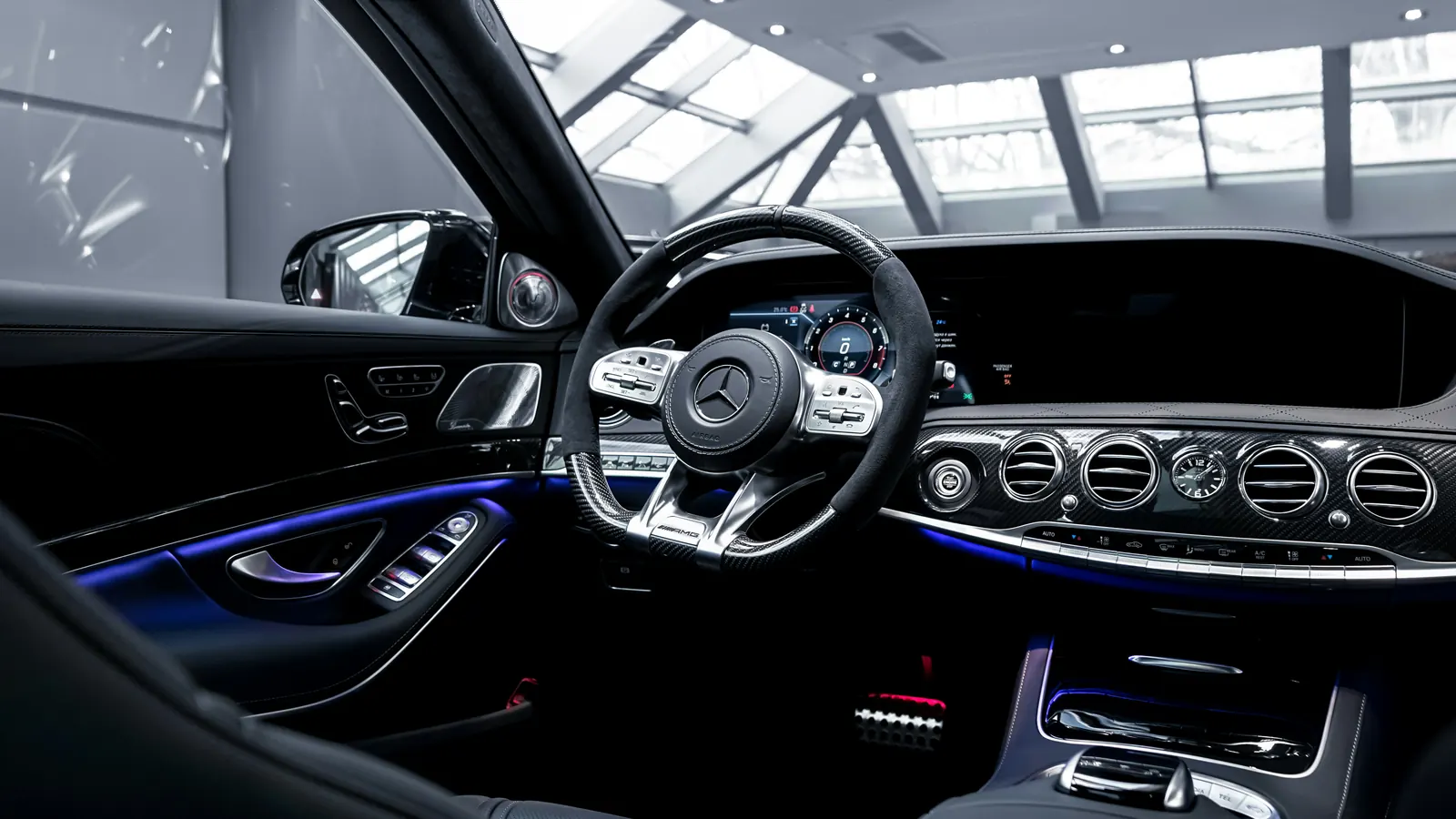 Cockpit eines Mercedes-AMG nach der Instandstellung