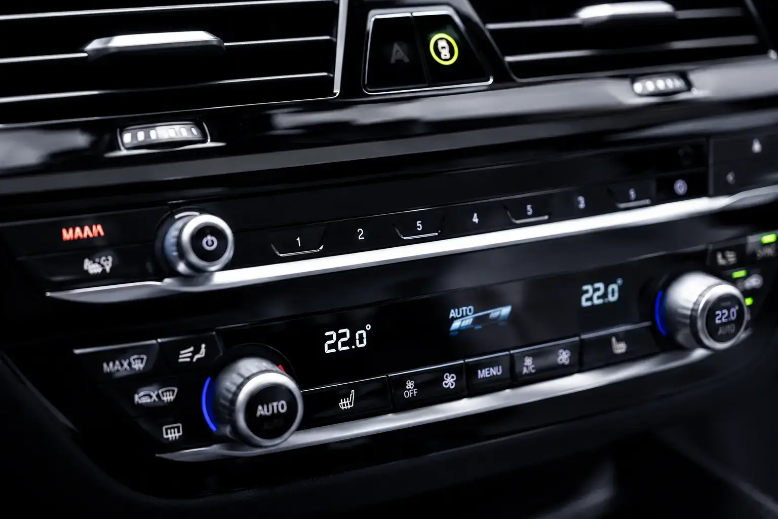 Klimabedienteil im Armaturenbrett eines Autos
