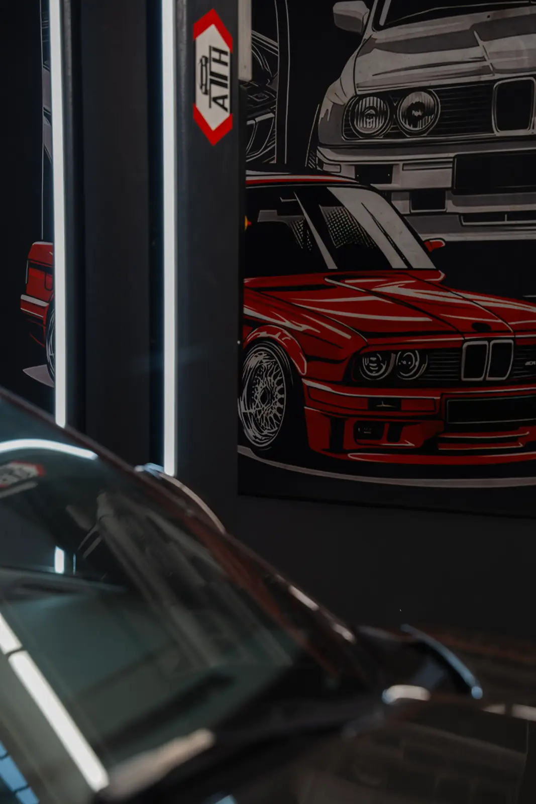 Roter BMW E30 in der Werkstatt